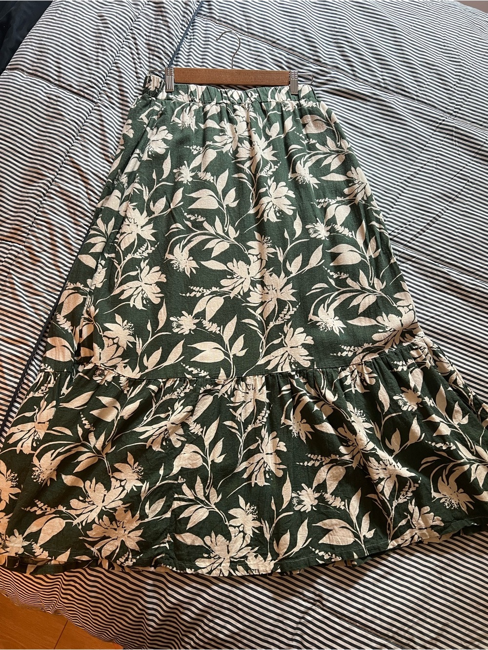 Abercrombie Linen-Blend Tiered Maxi Skirt (M) - Picture 4 of 4
